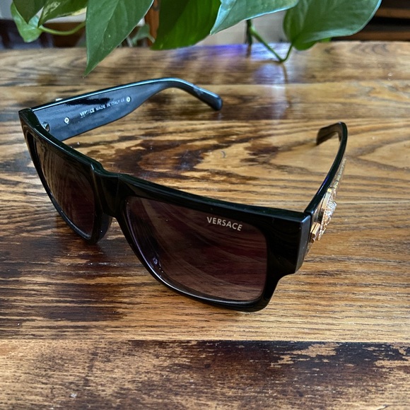 Versace - Picture 3 of 5